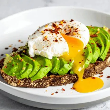 Tartine de pain complet à l'avocat et œuf poché